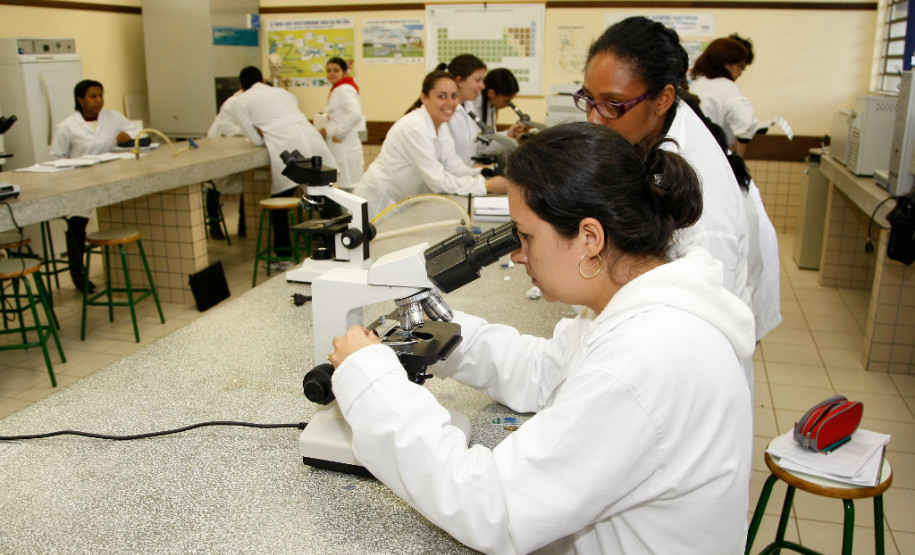 CEEP Curitiba - Centro Estadual de Educação Profissional de Curitiba, novos equipamentos para os laboratórios. 26-11-13.