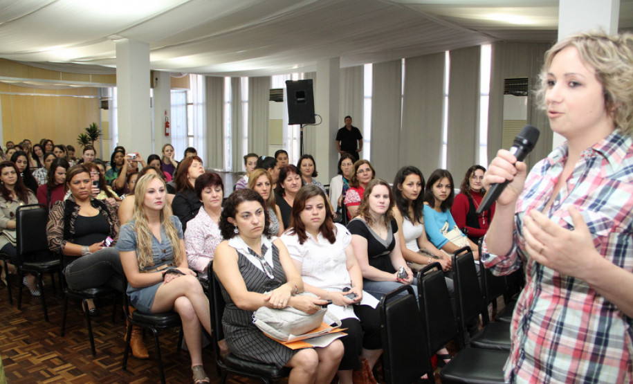 Secretaria prepara voluntários do Paraná Alfabetizado