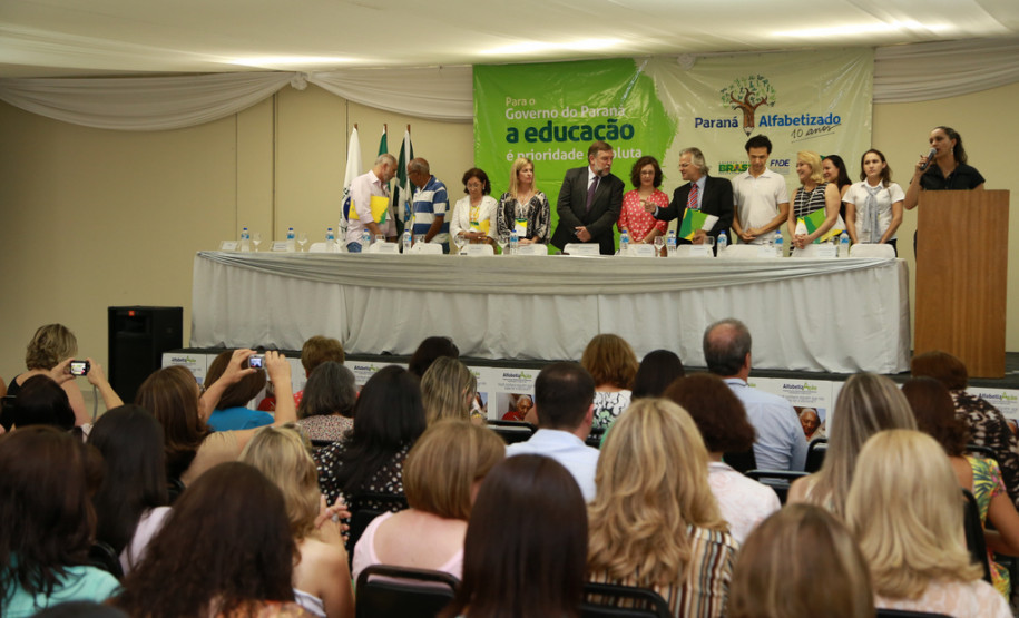 Encontro Estadual de Alfabetização e Educação de Jovens e Adultos (EJA) reúne os 399 secretários municipais de Educação do Paraná. <br />
<br />
Veja mais fotos em: <a href=" http://www.flickr.com/photos/flavioarns/sets/72157638340611965/page2/" target="_blank"> http://www.flickr.com/photos/flavioarns </a>