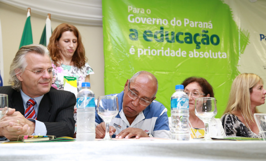 Encontro Estadual de Alfabetização e Educação de Jovens e Adultos (EJA) reúne os 399 secretários municipais de Educação do Paraná. <br />
<br />
Veja mais fotos em: <a href=" http://www.flickr.com/photos/flavioarns/sets/72157638340611965/page2/" target="_blank"> http://www.flickr.com/photos/flavioarns </a>