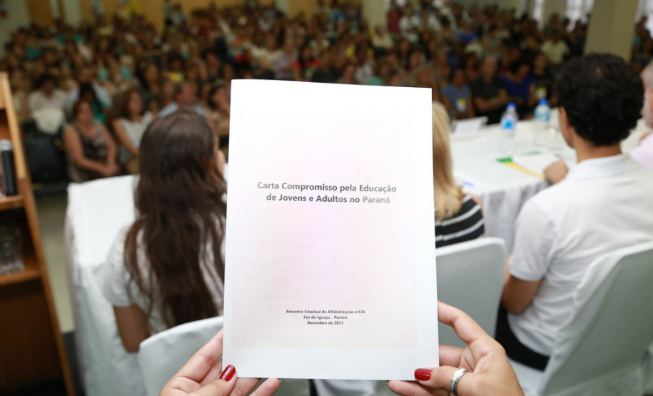 Encontro Estadual de Alfabetização e Educação de Jovens e Adultos (EJA) reúne os 399 secretários municipais de Educação do Paraná. <br />
<br />
Veja mais fotos em: <a href=" http://www.flickr.com/photos/flavioarns/sets/72157638340611965/page2/" target="_blank"> http://www.flickr.com/photos/flavioarns </a>