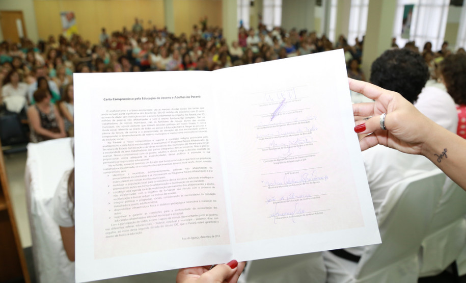 Encontro Estadual de Alfabetização e Educação de Jovens e Adultos (EJA) reúne os 399 secretários municipais de Educação do Paraná. <br />
<br />
Veja mais fotos em: <a href=" http://www.flickr.com/photos/flavioarns/sets/72157638340611965/page2/" target="_blank"> http://www.flickr.com/photos/flavioarns </a>