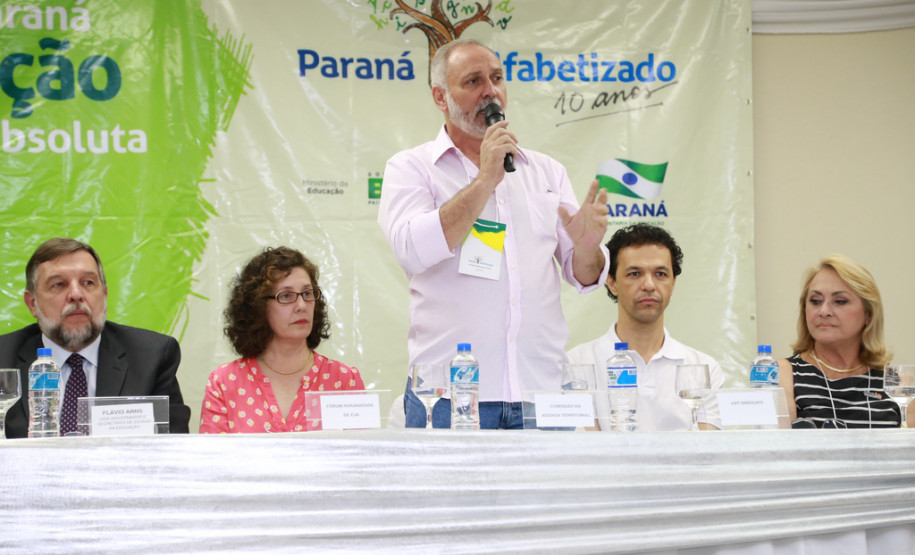 Encontro Estadual de Alfabetização e Educação de Jovens e Adultos (EJA) reúne os 399 secretários municipais de Educação do Paraná. <br />
<br />
Veja mais fotos em: <a href=" http://www.flickr.com/photos/flavioarns/sets/72157638340611965/page2/" target="_blank"> http://www.flickr.com/photos/flavioarns </a>