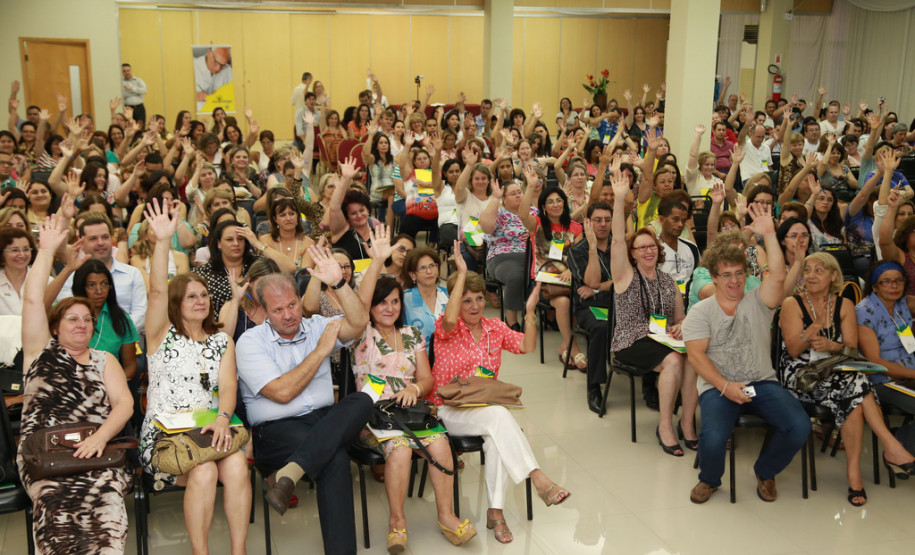 Encontro Estadual de Alfabetização e Educação de Jovens e Adultos (EJA) reúne os 399 secretários municipais de Educação do Paraná. <br />
<br />
Veja mais fotos em: <a href=" http://www.flickr.com/photos/flavioarns/sets/72157638340611965/page2/" target="_blank"> http://www.flickr.com/photos/flavioarns </a>