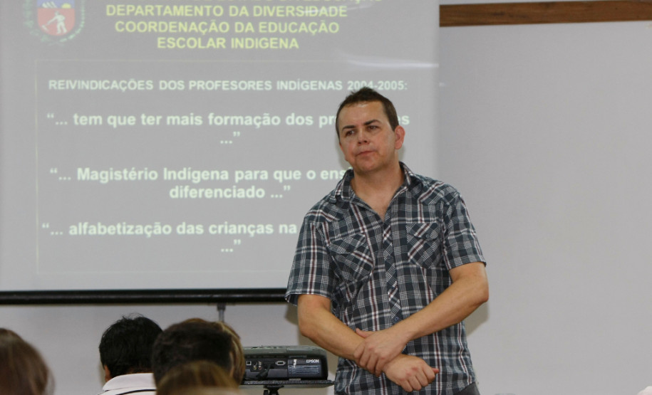 Encontro de Gestão Escolar com Caciques das Terras Indígenas do Paraná, na foto o coordenador da educação indígena da Secretaria da Educação, Dirceu José de Paula. 05-12-13.