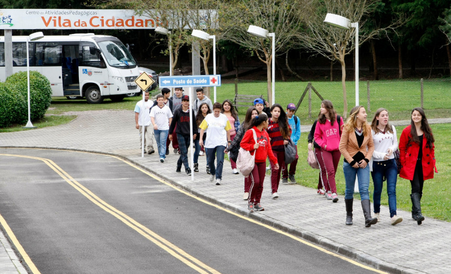 12-06-13 - Alunos dos Colégios Estaduais visitam a Vila da Cidadania na cidade de Piraquara, Cidade Mirim.