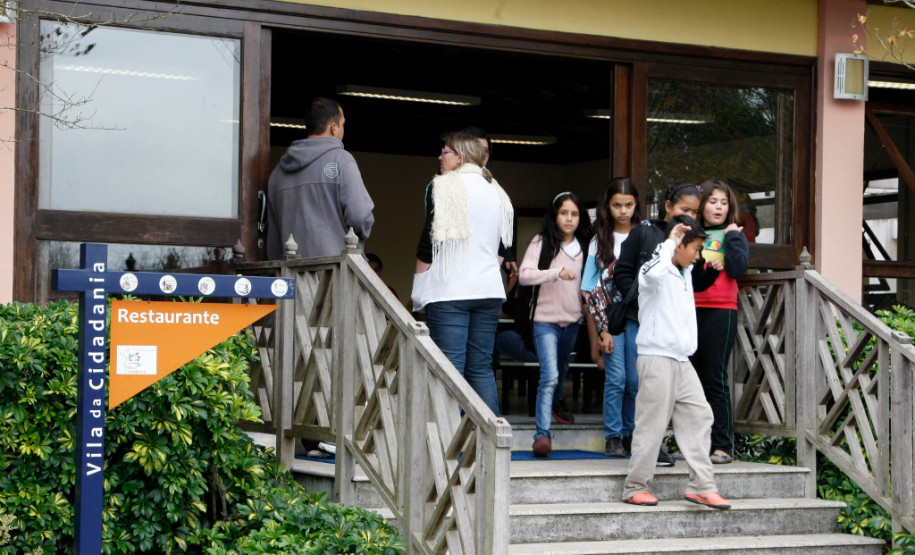 12-06-13 - Alunos dos Colégios Estaduais visitam a Vila da Cidadania na cidade de Piraquara, Cidade Mirim.