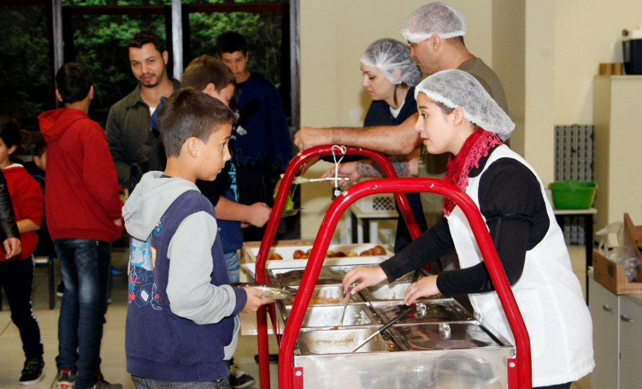 12-06-13 - Alunos dos Colégios Estaduais visitam a Vila da Cidadania na cidade de Piraquara, Cidade Mirim, na foto alunos no refeitório almoçando.