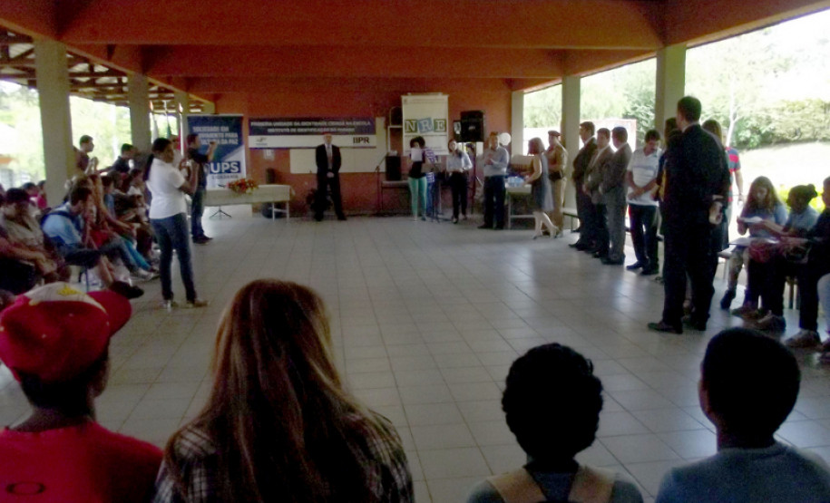 Parceria entre as secretarias da Educação, da Segurança Pública e de Justiça vai instalar postos de emissão de Carteira de Identidade em comunidades.
Londrina, 06/12/2013.