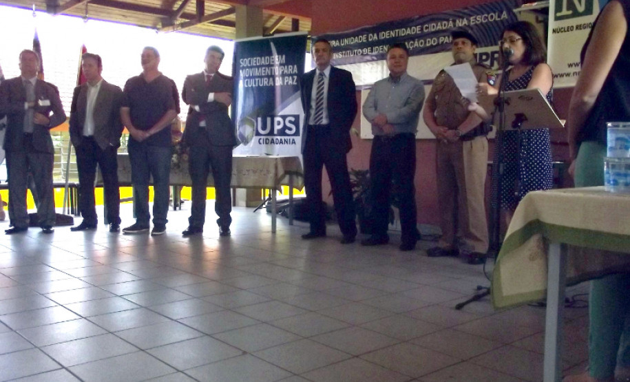 Parceria entre as secretarias da Educação, da Segurança Pública e de Justiça vai instalar postos de emissão de Carteira de Identidade em comunidades.
Londrina, 06/12/2013.