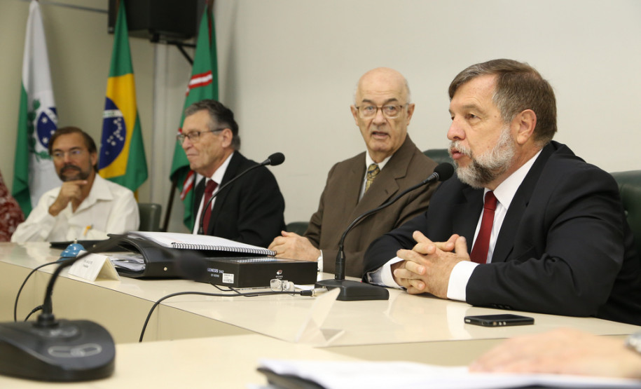 Flávio Arns entregou novos equipamentos de informática aos representantes do Conselho Estadual de Educação. <br />
<br />
Veja mais fotos em: <a href=" http://www.flickr.com/photos/flavioarns/sets/72157638509200814/" target="_blank"> http://www.flickr.com/photos/flavioarns </a>