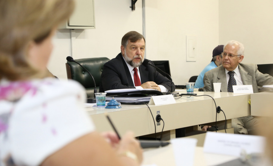 Flávio Arns entregou novos equipamentos de informática aos representantes do Conselho Estadual de Educação. <br />
<br />
Veja mais fotos em: <a href=" http://www.flickr.com/photos/flavioarns/sets/72157638509200814/" target="_blank"> http://www.flickr.com/photos/flavioarns </a>