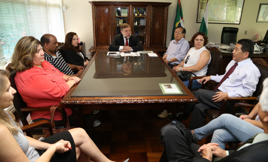 Flávio Arns entregou novos equipamentos de informática aos representantes do Conselho Estadual do Magistério e do Conselho Estadual de Educação. <br />
<br />
Veja mais fotos em: <a href=" http://www.flickr.com/photos/flavioarns/sets/72157638508433636/" target="_blank"> http://www.flickr.com/photos/flavioarns </a>