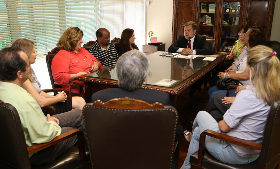 Flávio Arns entregou novos equipamentos de informática aos representantes do Conselho Estadual do Magistério e do Conselho Estadual de Educação. <br />
<br />
Veja mais fotos em: <a href=" http://www.flickr.com/photos/flavioarns/sets/72157638508433636/" target="_blank"> http://www.flickr.com/photos/flavioarns </a>