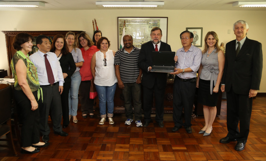 Flávio Arns entregou novos equipamentos de informática aos representantes do Conselho Estadual do Magistério e do Conselho Estadual de Educação. <br />
<br />
Veja mais fotos em: <a href=" http://www.flickr.com/photos/flavioarns/sets/72157638508433636/" target="_blank"> http://www.flickr.com/photos/flavioarns </a>