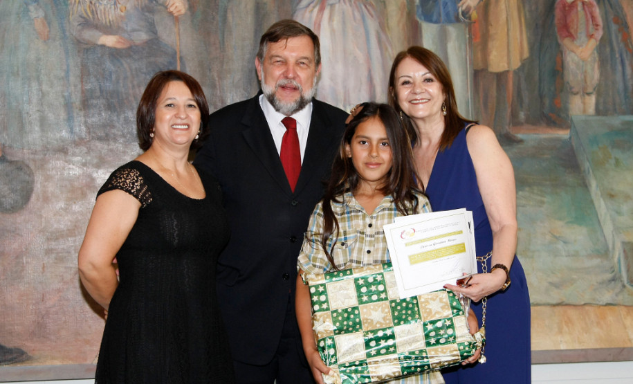 “A Arte de contar e poetizar o pão" é incentivo para o uso da língua portuguesa na produção de contos e poemas sobre importância social, econômica e cultural do pão. Na foto, a primeira colocada na categoria poesia, Larissa Giovanna Marques, do Colégio Estadual Polivalente de Goioerê, em Goioerê.