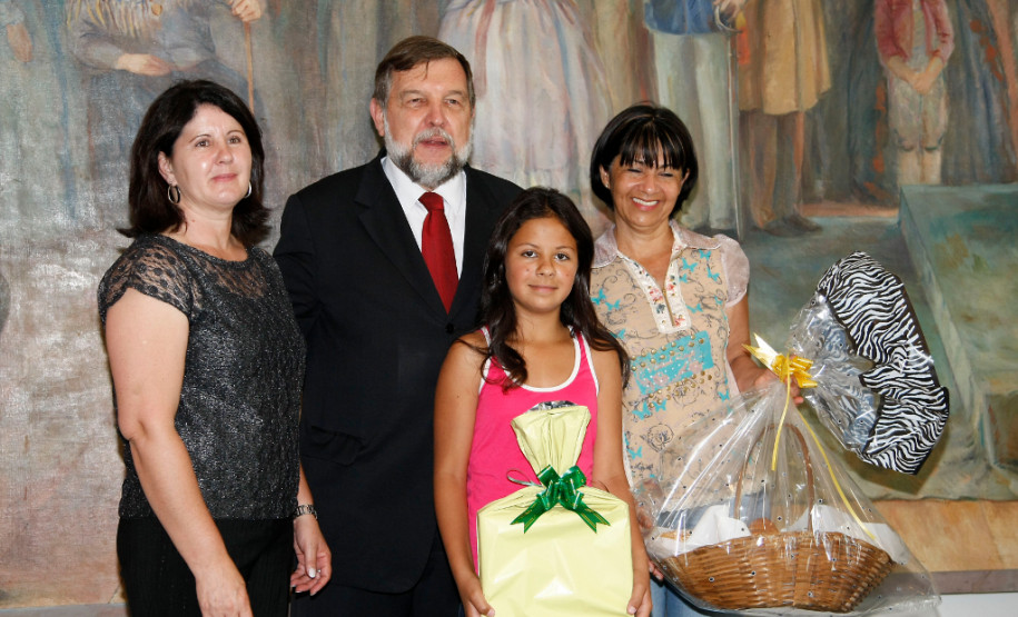 “A Arte de contar e poetizar o pão" é incentivo para o uso da língua portuguesa na produção de contos e poemas sobre importância social, econômica e cultural do pão. Na foto, a segunda colocada na categoria poesia, Liriane Evers dos Santos, do Colégio Estadual do Campo Terra Boa, em Campina Grande do Sul.