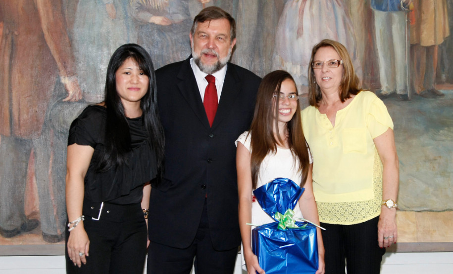 “A Arte de contar e poetizar o pão" é incentivo para o uso da língua portuguesa na produção de contos e poemas sobre importância social, econômica e cultural do pão. Na foto, a segunda colocada na categoria conto, Thassya Thaynara Krauczuk, do  Colégio Estadual de Paranavaí, em Paranavaí.