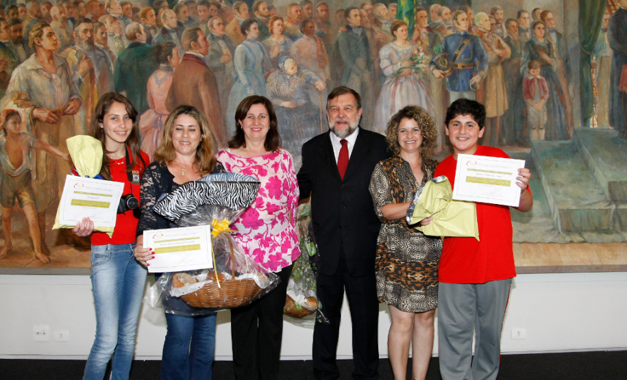 “A Arte de contar e poetizar o pão" é incentivo para o uso da língua portuguesa na produção de contos e poemas sobre importância social, econômica e cultural do pão. Na foto a terceira colocada na categoria conto, Priscila Loch, do Colégio Estadual Dom Pedro I, em Pitanga, e o terceiro colocado na categoria poesia, Arthur Cechele dos Santos, do Colégio Estadual Dom Pedro I, em Pitanga.