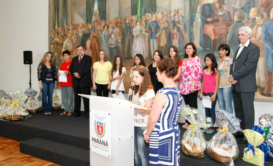“A Arte de contar e poetizar o pão" é incentivo para o uso da língua portuguesa na produção de contos e poemas sobre importância social, econômica e cultural do pão. Na foto, Marcia Daniela Pianaro Valenga, do Colégio Estadual Trajano Grácia, em Irati, lê seu conto vencedor.