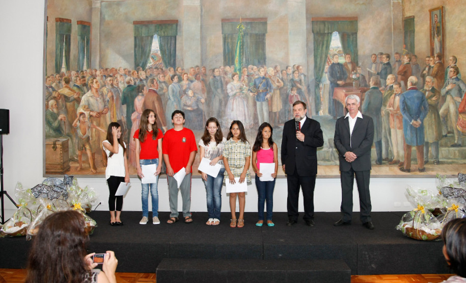 “A Arte de contar e poetizar o pão" é incentivo para o uso da língua portuguesa na produção de contos e poemas sobre importância social, econômica e cultural do pão.