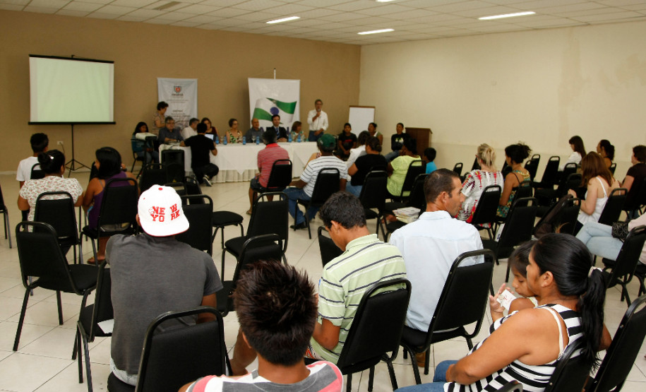 Representantes da etnia indígena xetá estão reunidos em Curitiba para debater educação, saúde e a demarcação de terras indígenas no estado. 10-12-13.
