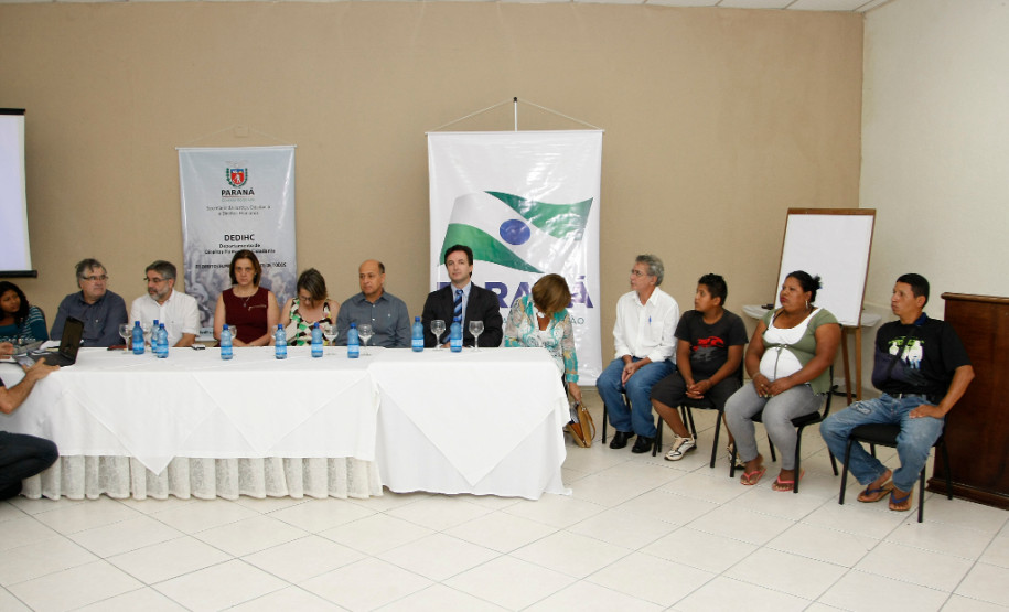 Representantes da etnia indígena xetá estão reunidos em Curitiba para debater educação, saúde e a demarcação de terras indígenas no estado. 10-12-13. Foto: Hedeson Alves
