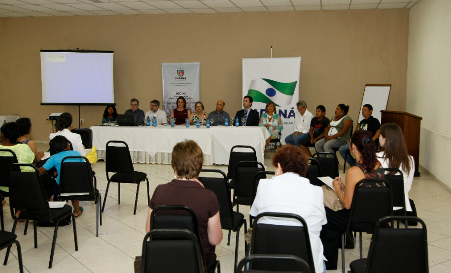 Representantes da etnia indígena xetá estão reunidos em Curitiba para debater educação, saúde e a demarcação de terras indígenas no estado. 10-12-13. Foto: Hedeson Alves