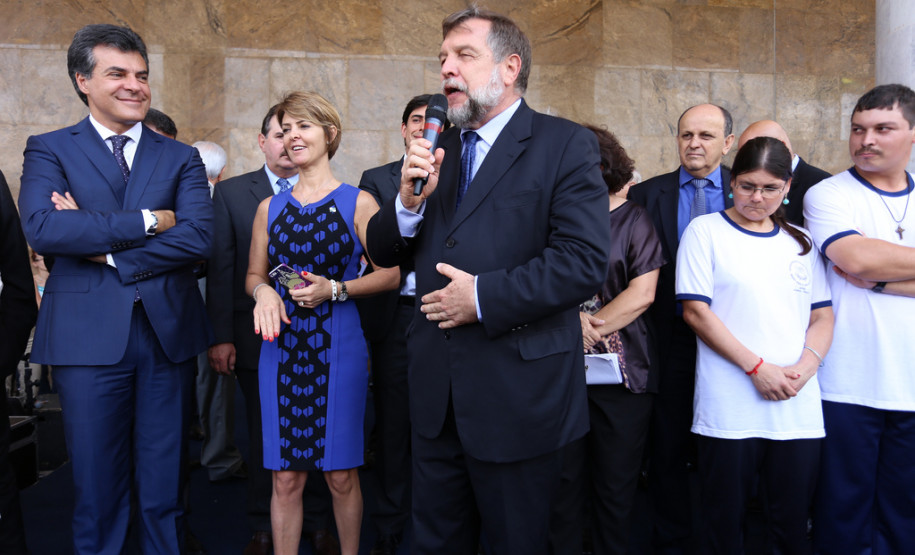 São 115 veículos, que beneficiarão cerca de 3 mil alunos de Apaes e outras instituições em vários municípios e regiões. A entrega foi feita no Palácio Iguaçu, junto com o vice-governador e secretário da Educação, Flávio Arns. <br />
<br />
Veja mais fotos em: <a href="http://www.flickr.com/photos/flavioarns/sets/72157638554927144/" target="_blank"> http://www.flickr.com/photos/flavioarns </a>