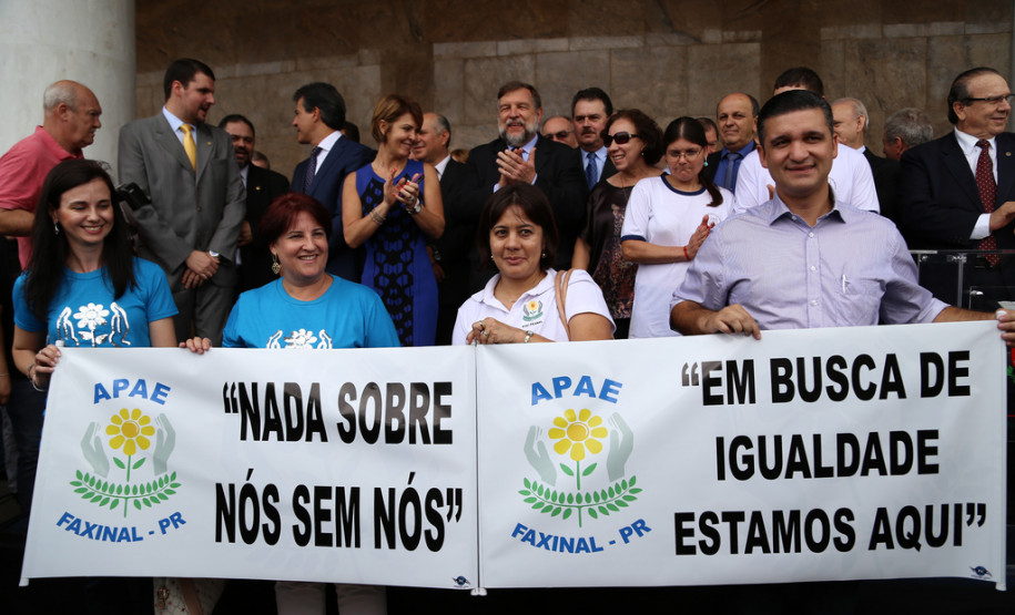 São 115 veículos, que beneficiarão cerca de 3 mil alunos de Apaes e outras instituições em vários municípios e regiões. A entrega foi feita no Palácio Iguaçu, junto com o vice-governador e secretário da Educação, Flávio Arns. <br />
<br />
Veja mais fotos em: <a href="http://www.flickr.com/photos/flavioarns/sets/72157638554927144/" target="_blank"> http://www.flickr.com/photos/flavioarns </a>