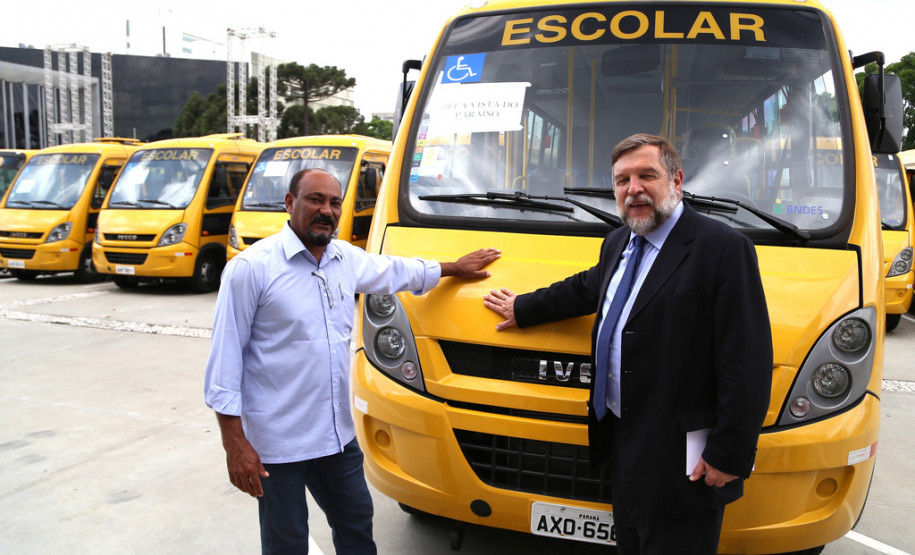 São 115 veículos, que beneficiarão cerca de 3 mil alunos de Apaes e outras instituições em vários municípios e regiões. A entrega foi feita no Palácio Iguaçu, junto com o vice-governador e secretário da Educação, Flávio Arns. <br />
<br />
Veja mais fotos em: <a href="http://www.flickr.com/photos/flavioarns/sets/72157638554927144/" target="_blank"> http://www.flickr.com/photos/flavioarns </a>