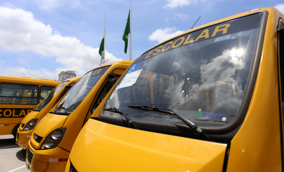 São 115 veículos, que beneficiarão cerca de 3 mil alunos de Apaes e outras instituições em vários municípios e regiões. A entrega foi feita no Palácio Iguaçu, junto com o vice-governador e secretário da Educação, Flávio Arns. <br />
<br />
Veja mais fotos em: <a href="http://www.flickr.com/photos/flavioarns/sets/72157638554927144/" target="_blank"> http://www.flickr.com/photos/flavioarns </a>