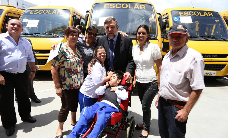 São 115 veículos, que beneficiarão cerca de 3 mil alunos de Apaes e outras instituições em vários municípios e regiões. A entrega foi feita no Palácio Iguaçu, junto com o vice-governador e secretário da Educação, Flávio Arns. <br />
<br />
Veja mais fotos em: <a href="http://www.flickr.com/photos/flavioarns/sets/72157638554927144/" target="_blank"> http://www.flickr.com/photos/flavioarns </a>