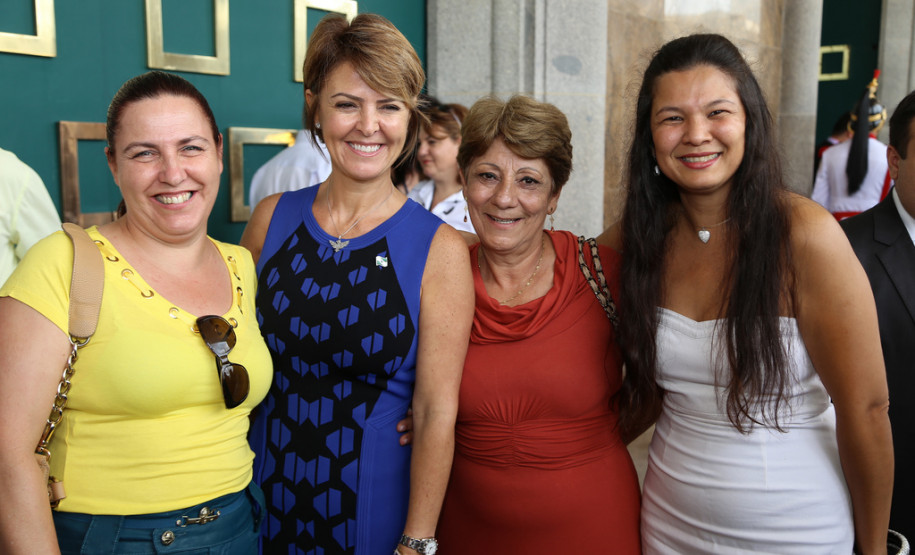 São 115 veículos, que beneficiarão cerca de 3 mil alunos de Apaes e outras instituições em vários municípios e regiões. A entrega foi feita no Palácio Iguaçu, junto com o vice-governador e secretário da Educação, Flávio Arns. <br />
<br />
Veja mais fotos em: <a href="http://www.flickr.com/photos/flavioarns/sets/72157638554927144/" target="_blank"> http://www.flickr.com/photos/flavioarns </a>