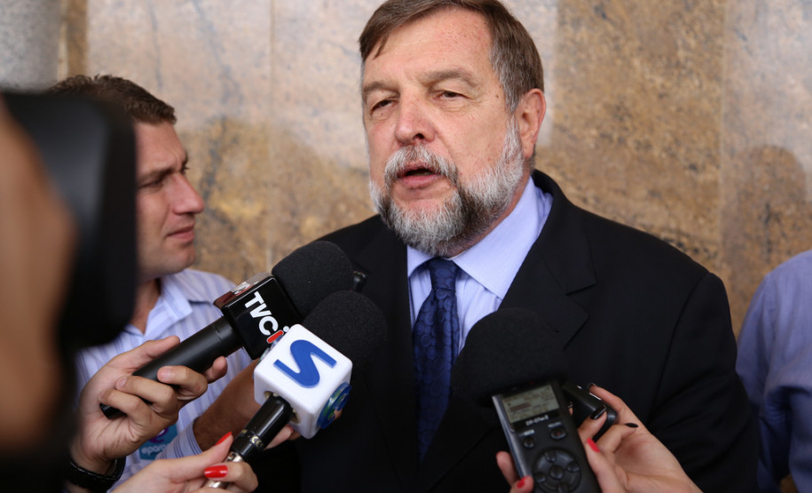 São 115 veículos, que beneficiarão cerca de 3 mil alunos de Apaes e outras instituições em vários municípios e regiões. A entrega foi feita no Palácio Iguaçu, junto com o vice-governador e secretário da Educação, Flávio Arns. <br />
<br />
Veja mais fotos em: <a href="http://www.flickr.com/photos/flavioarns/sets/72157638554927144/" target="_blank"> http://www.flickr.com/photos/flavioarns </a>