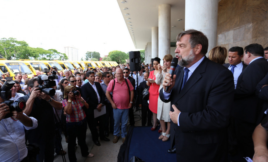 São 115 veículos, que beneficiarão cerca de 3 mil alunos de Apaes e outras instituições em vários municípios e regiões. A entrega foi feita no Palácio Iguaçu, junto com o vice-governador e secretário da Educação, Flávio Arns. <br />
<br />
Veja mais fotos em: <a href="http://www.flickr.com/photos/flavioarns/sets/72157638554927144/" target="_blank"> http://www.flickr.com/photos/flavioarns </a>