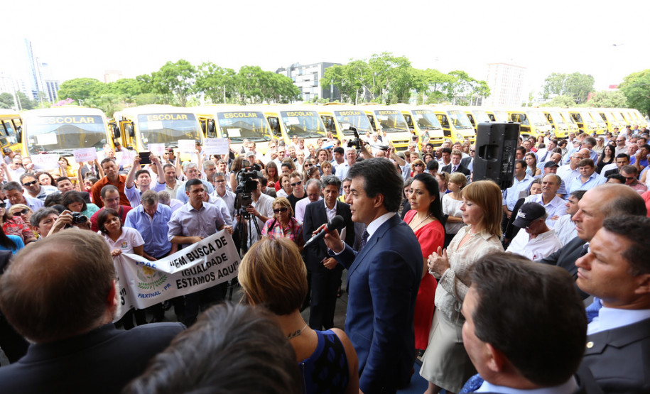 São 115 veículos, que beneficiarão cerca de 3 mil alunos de Apaes e outras instituições em vários municípios e regiões. A entrega foi feita no Palácio Iguaçu, junto com o vice-governador e secretário da Educação, Flávio Arns. <br />
<br />
Veja mais fotos em: <a href="http://www.flickr.com/photos/flavioarns/sets/72157638554927144/" target="_blank"> http://www.flickr.com/photos/flavioarns </a>