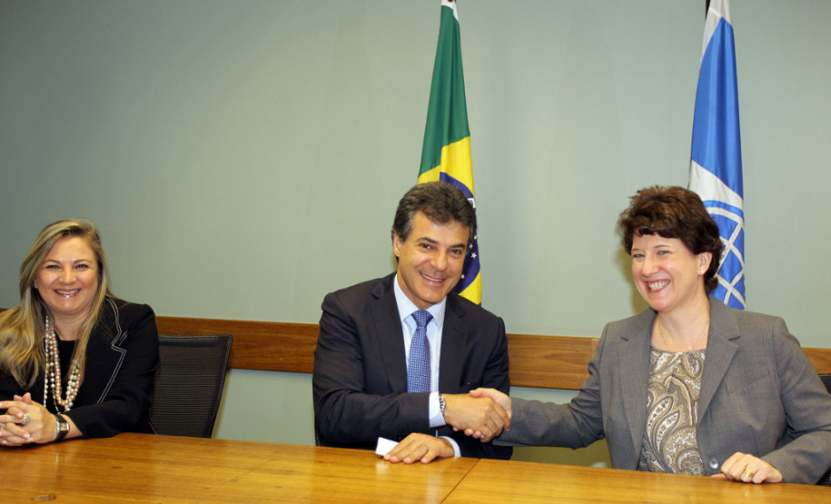 O governador Beto Richa assinou nesta quinta-feira (12/12), em Brasília, um contrato de financiamento com o Banco Mundial (Bird) que garante ao Estado o acesso a US$ 350 milhões (cerca de R$ 815 milhões) para investimentos em nove programas.