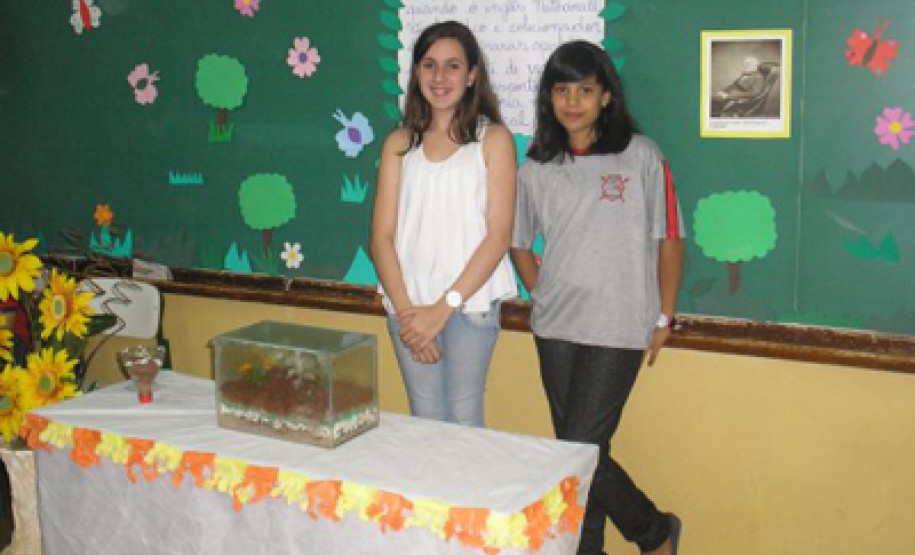 Alunas da Escola Estadual Felisberto Nunes Gonçalves, em Indianopolis apresentando trabalho sobre meio ambiente.