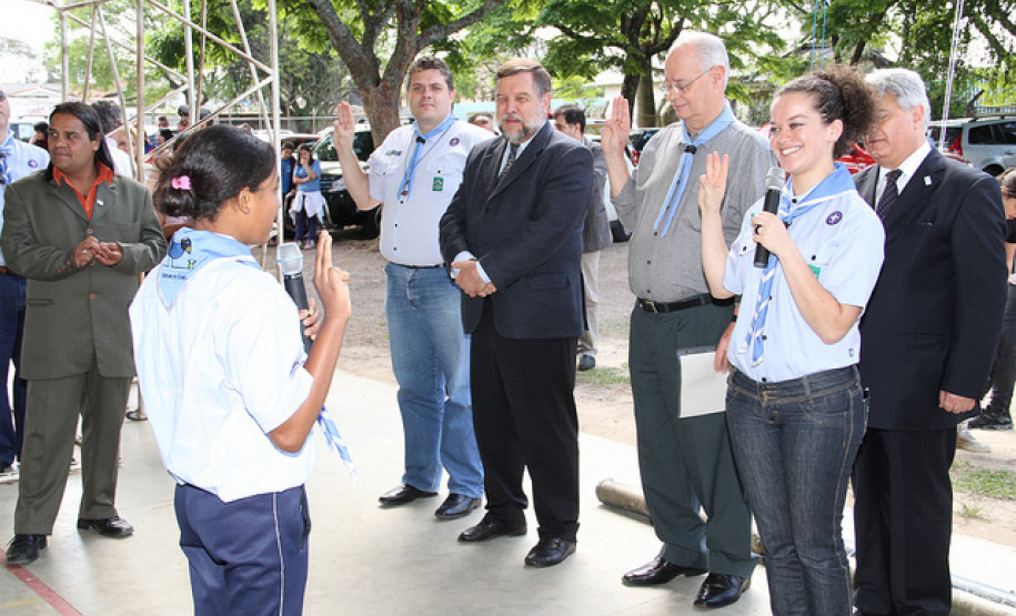 Secretário participa da fundação do primeiro grupo de escotismo de uma escola estadual.