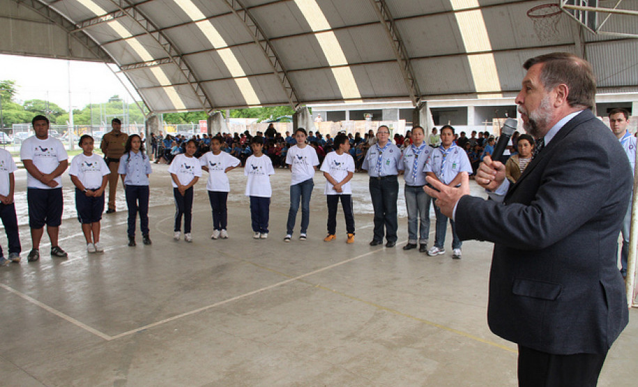 Secretário participa da fundação do primeiro grupo de escotismo de uma escola estadual.