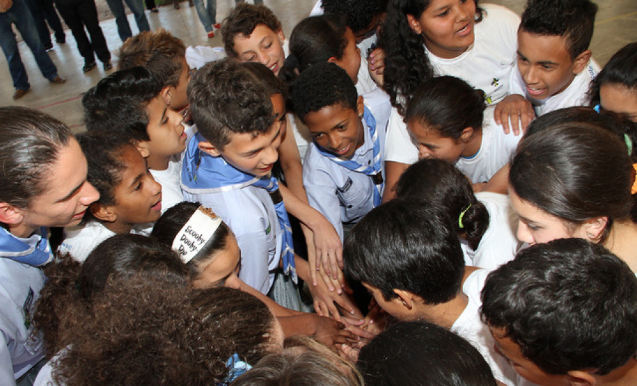 Secretário participa da fundação do primeiro grupo de escotismo de uma escola estadual.