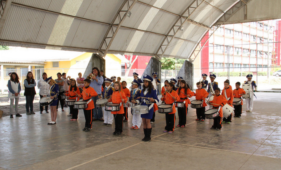 Secretário participa da fundação do primeiro grupo de escotismo de uma escola estadual.