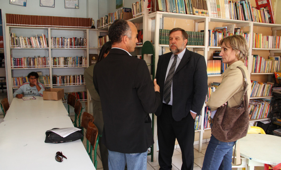 Flávio Arns aproveitou a visita à Vila Torres para conhecer a biblioteca montada com livros encontrados no lixo por catadores de papel pela Associação Jovem Cidadão de Mãos Dadas com Você.