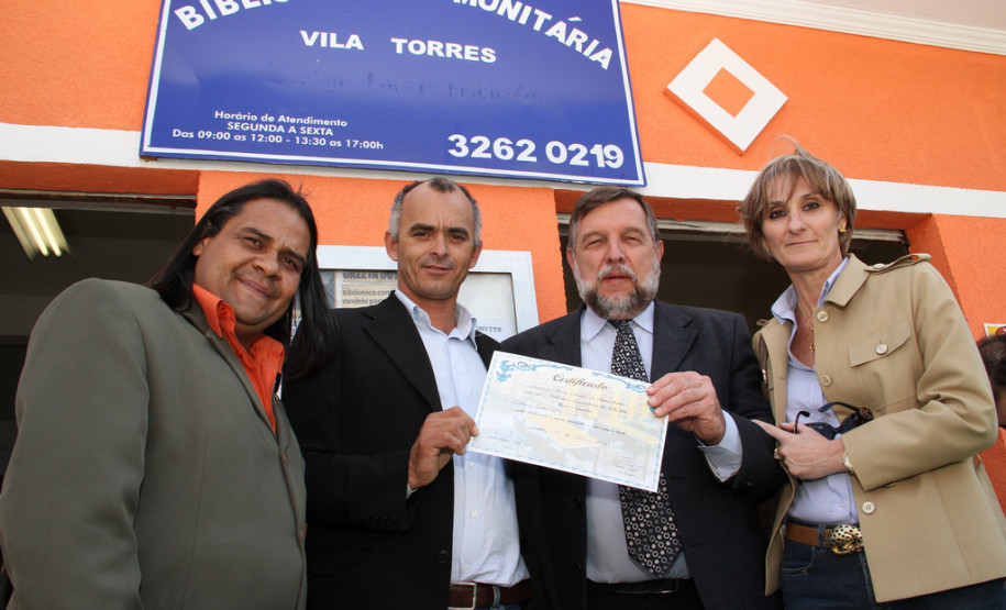 Flávio Arns aproveitou a visita à Vila Torres para conhecer a biblioteca montada com livros encontrados no lixo por catadores de papel pela Associação Jovem Cidadão de Mãos Dadas com Você.