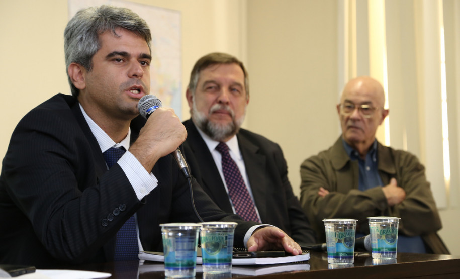 Reunião debate Pacto Pelo Fortalecimento do Ensino Médio Primeira etapa da proposta busca a valorização da formação continuada dos professores que trabalham nessa etapa de ensino. Paraná está preparado para garantir efetivação do acordo. <br />
<br />
Veja mais fotos em: <a href=" http://www.flickr.com/photos/flavioarns/sets/72157638640556164/" target="_blank"> http://www.flickr.com/photos/flavioarns </a>