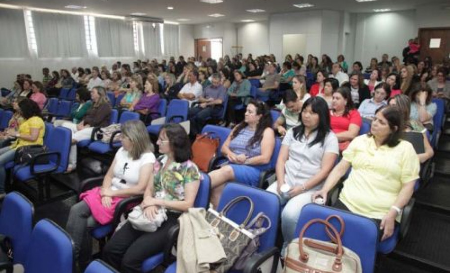 Programa de Desenvolvimento Educacional (PDE) reuniu professores dos 32 Núcleos Regionais de Educação em oito instituições de Ensino Superior diferentes.
