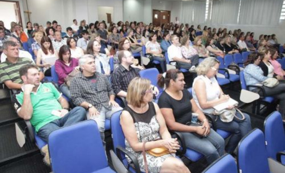 Programa de Desenvolvimento Educacional (PDE) reuniu professores dos 32 Núcleos Regionais de Educação em oito instituições de Ensino Superior diferentes.