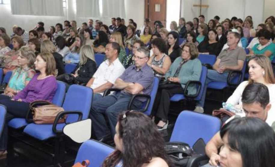 Programa de Desenvolvimento Educacional (PDE) reuniu professores dos 32 Núcleos Regionais de Educação em oito instituições de Ensino Superior diferentes.