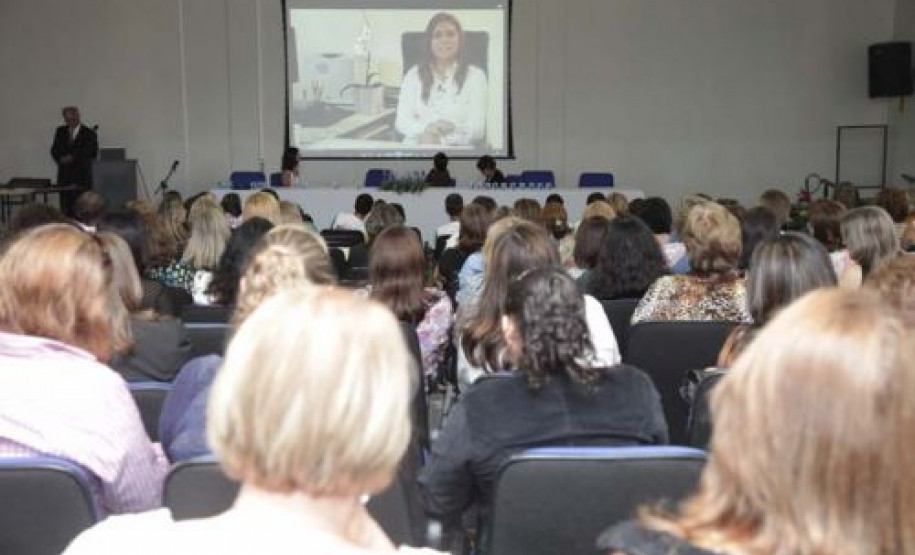 Programa de Desenvolvimento Educacional (PDE) reuniu professores dos 32 Núcleos Regionais de Educação em oito instituições de Ensino Superior diferentes.
